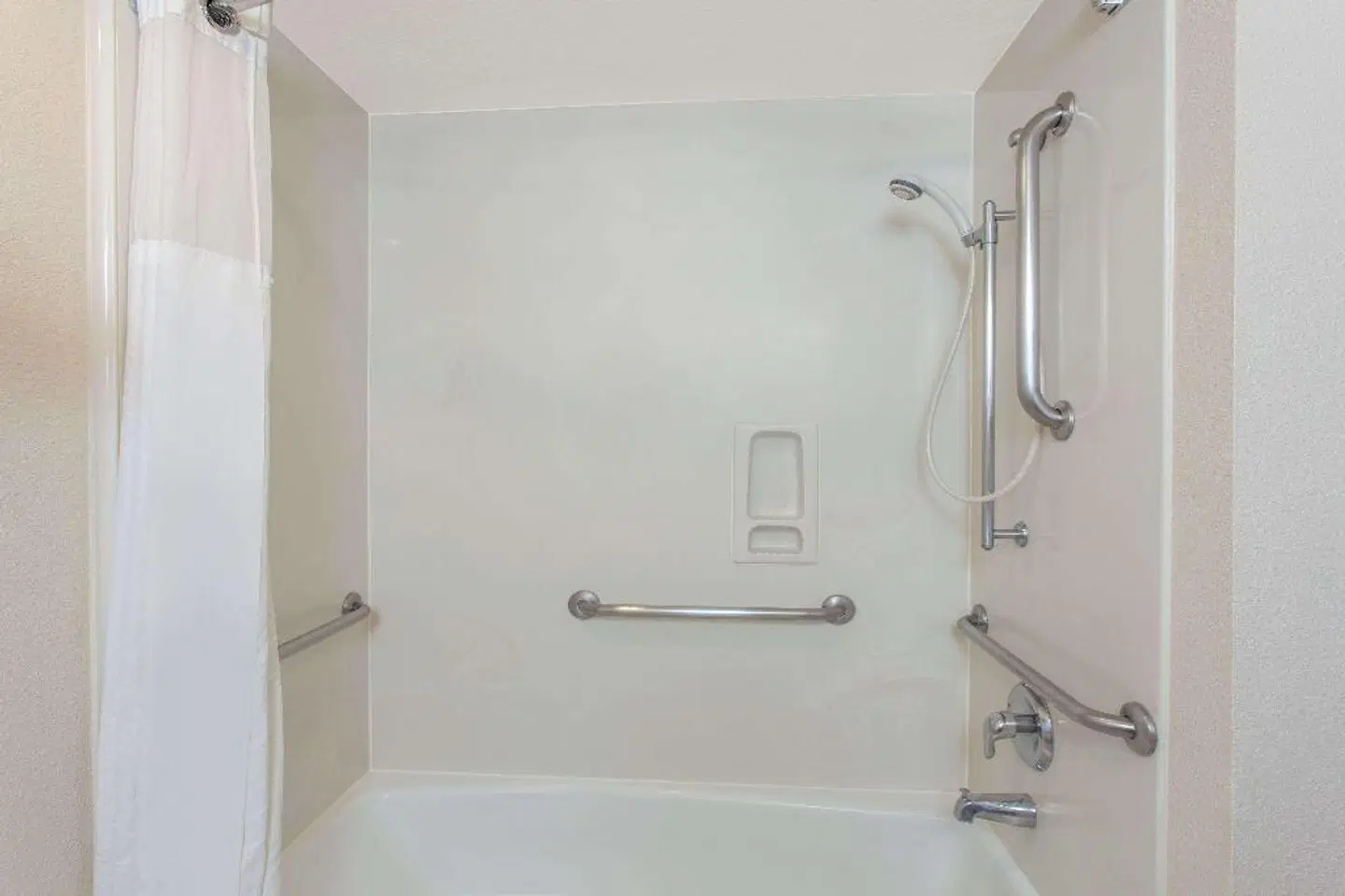 Ramada by Wyndham Fresno Northwest BATHROOM