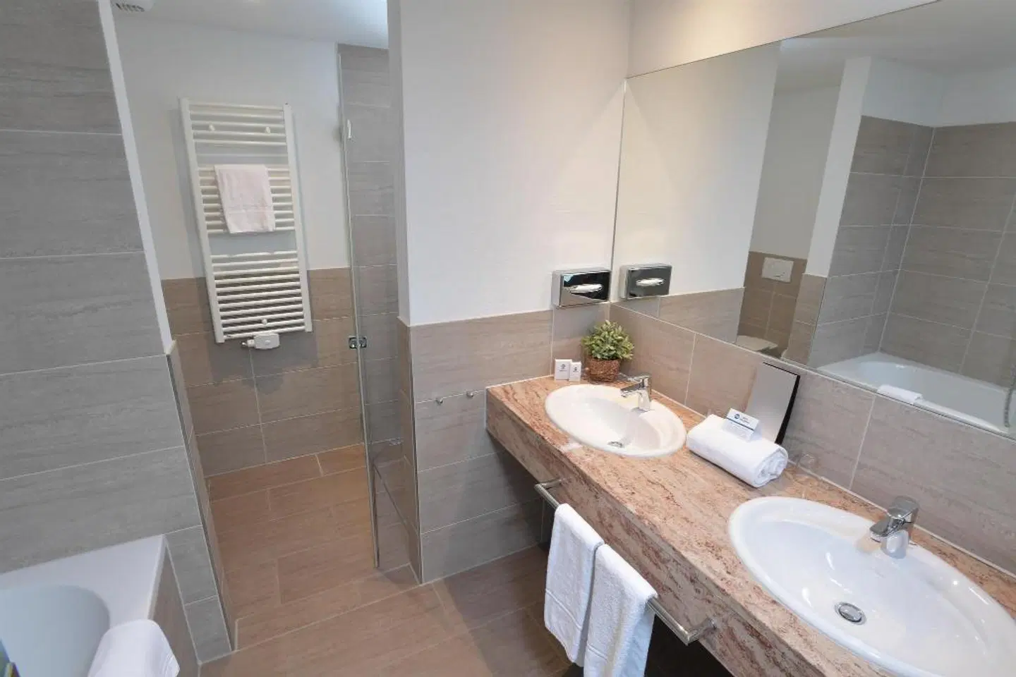 Best Western Queens Pforzheim-Niefern BATHROOM