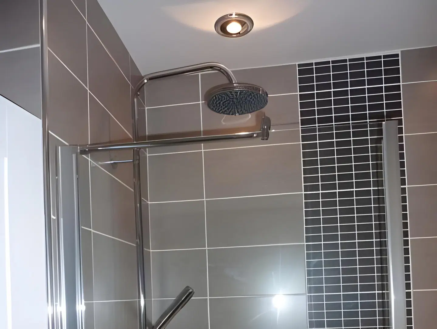 Hewlett Apartments BATHROOM