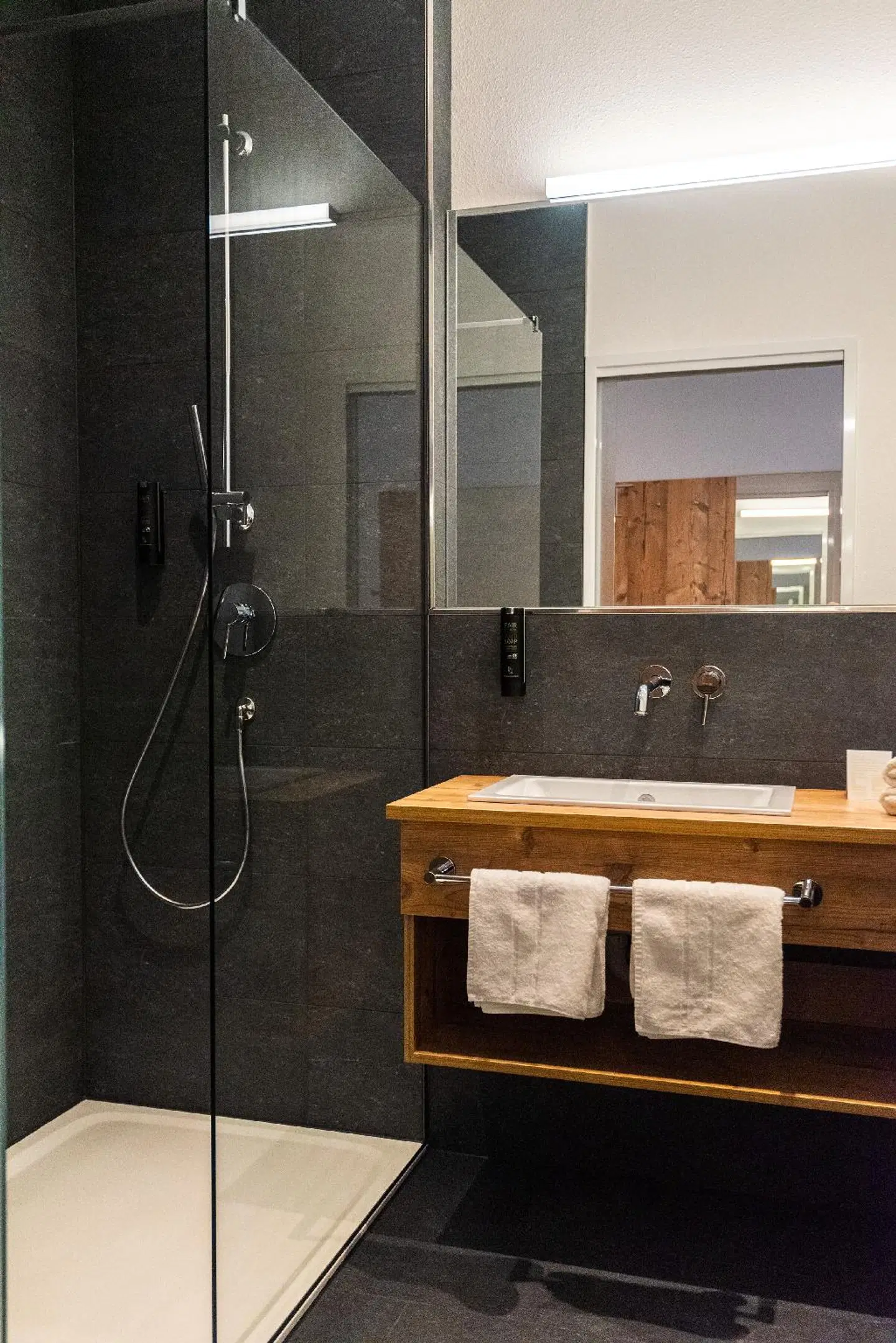 Hotel Zeppelin BATHROOM