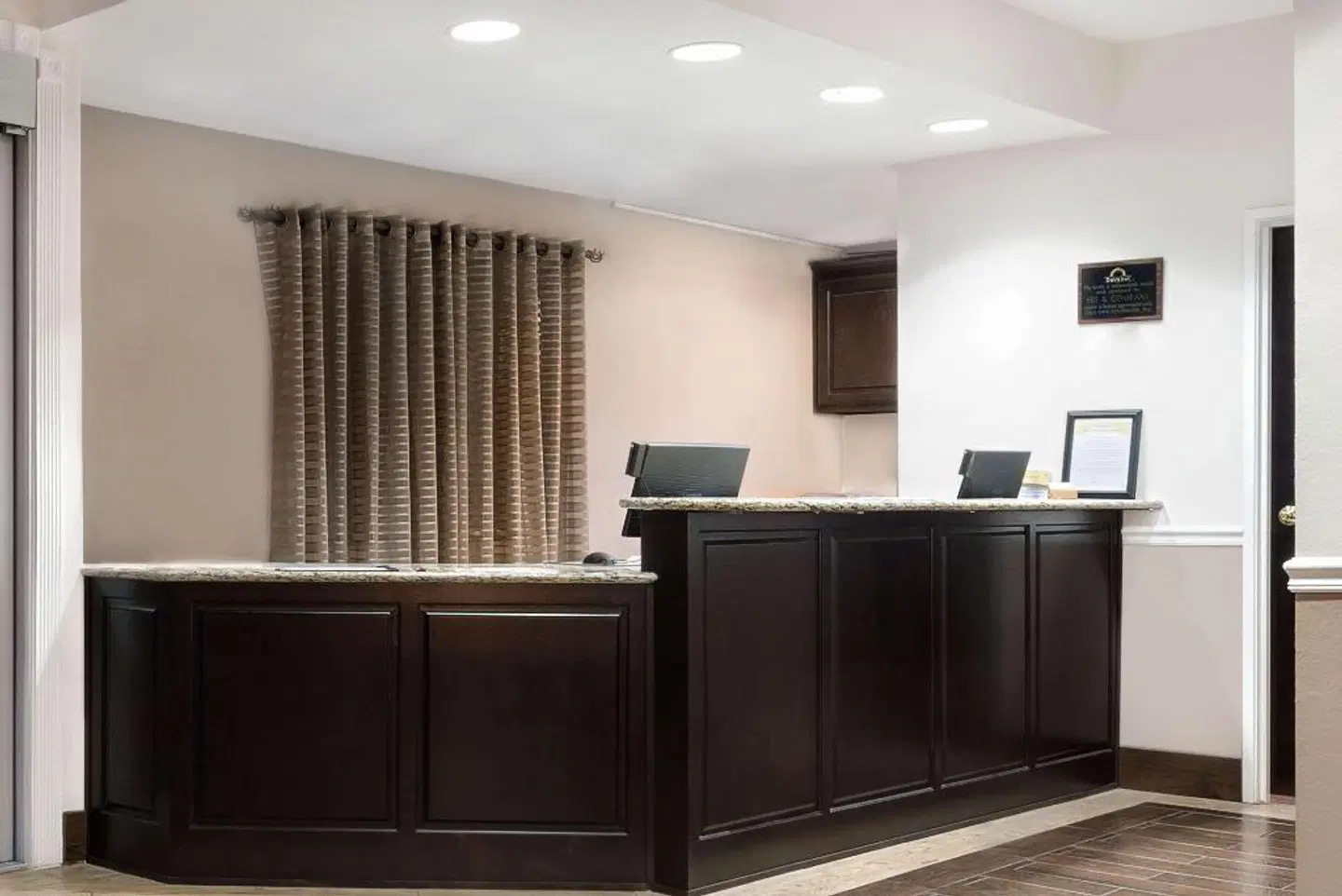 Days Inn & Suites by Wyndham Dallas LOUNGE_LOBBY