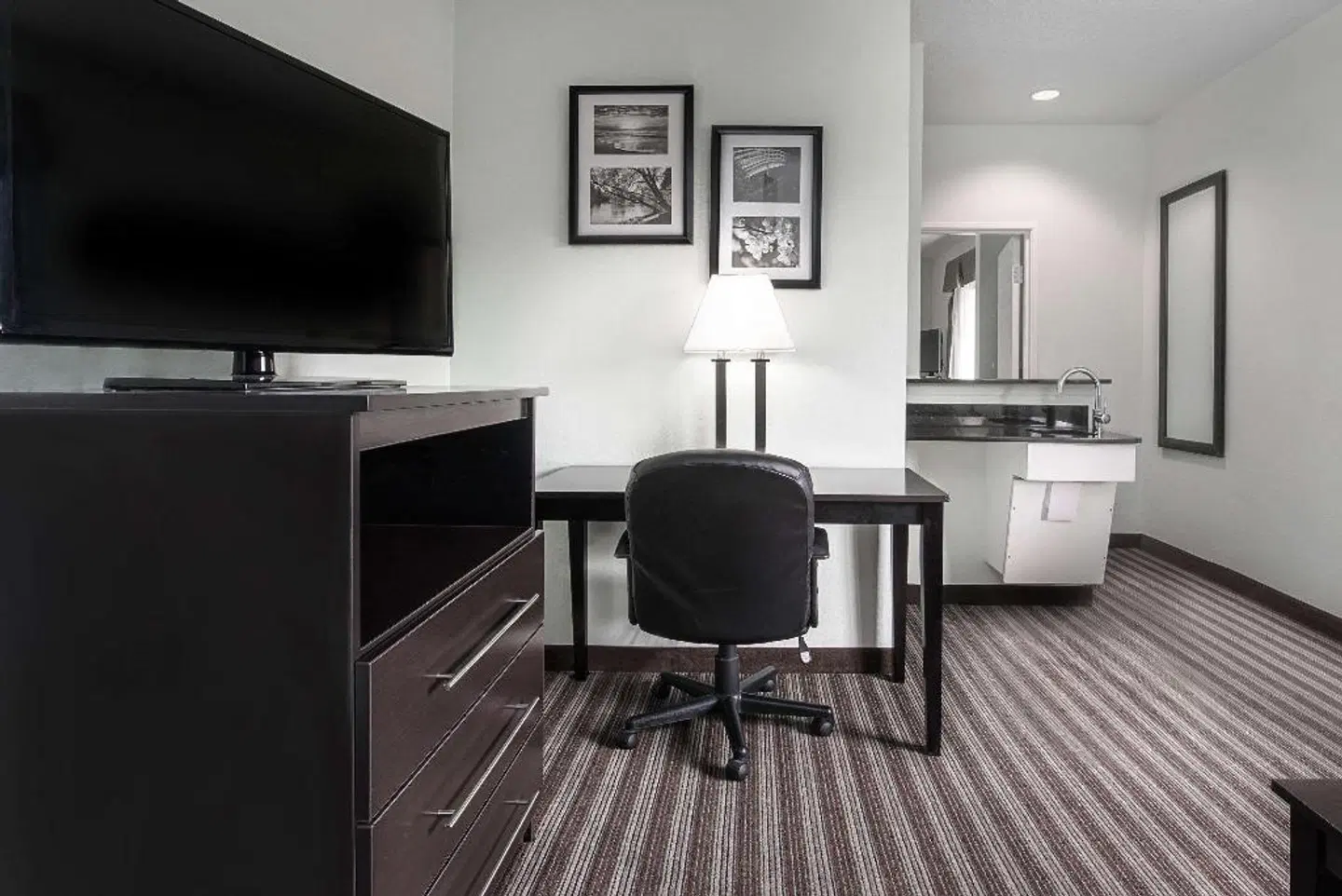 Days Inn & Suites by Wyndham Dallas LOUNGE_LOBBY