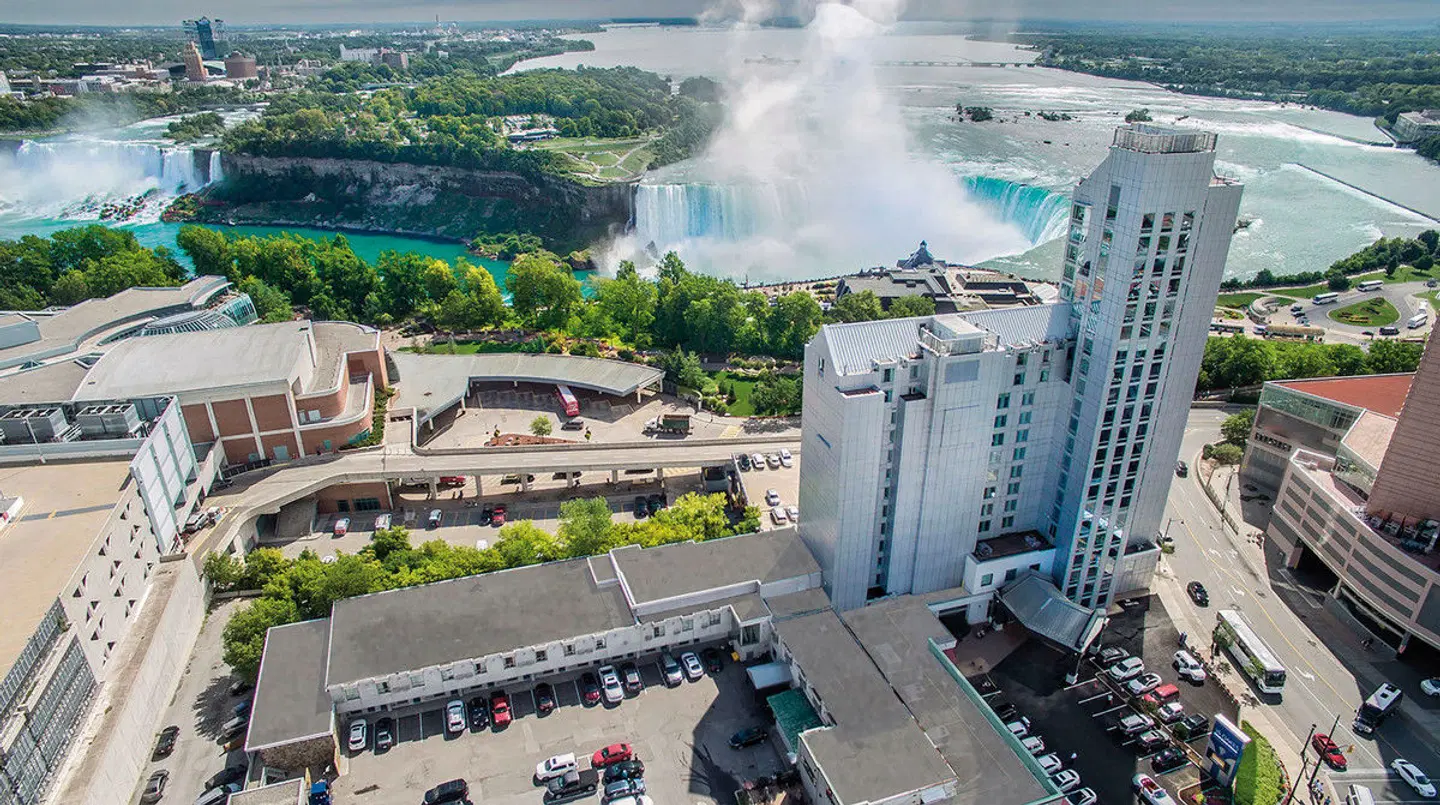 Oakes Hotel Overlooking The Falls EXTERIOR