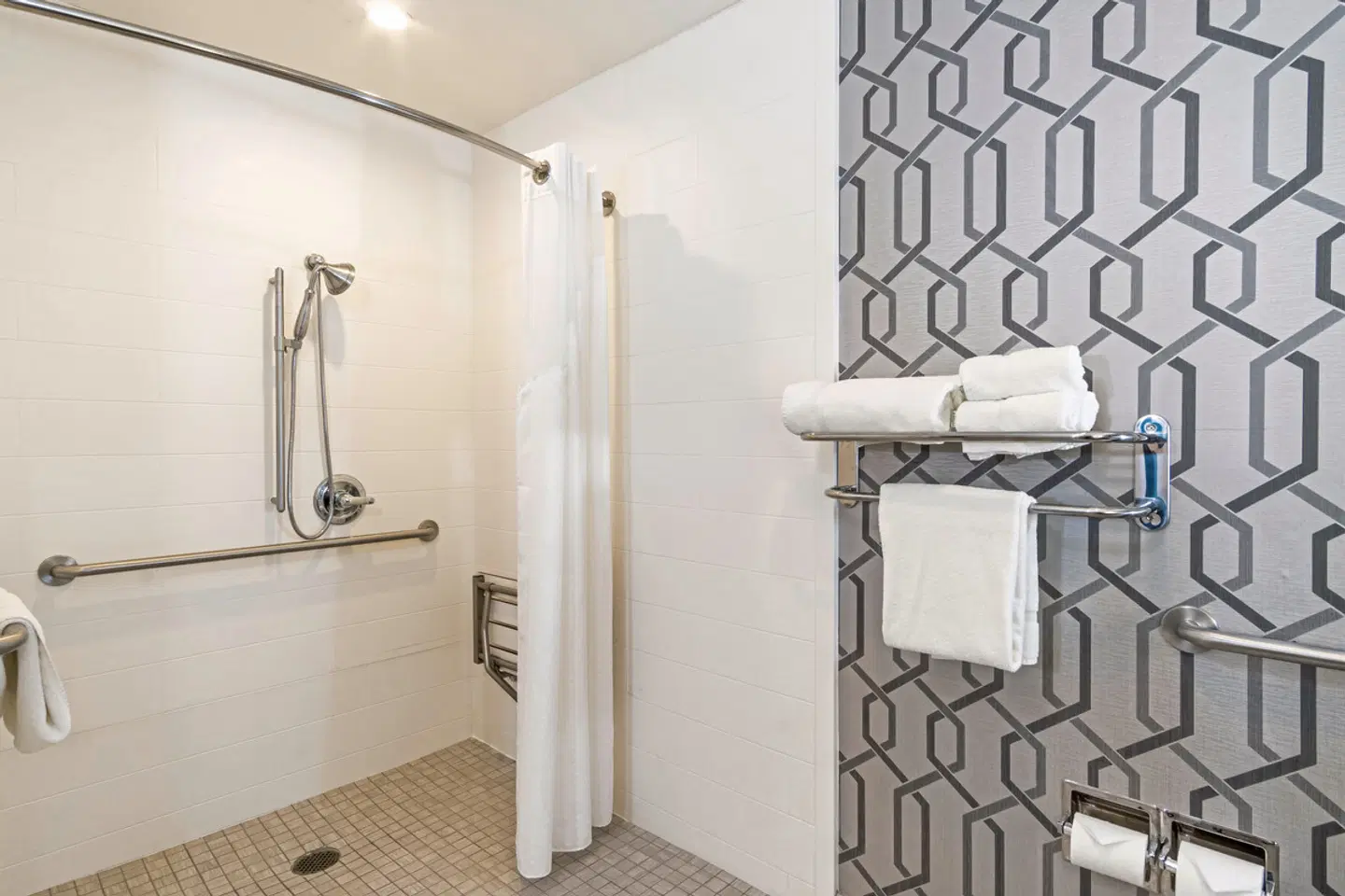 Holiday Inn Express Hotel & Suites Hollywood Walk of Fame, an IHG Hotel BATHROOM