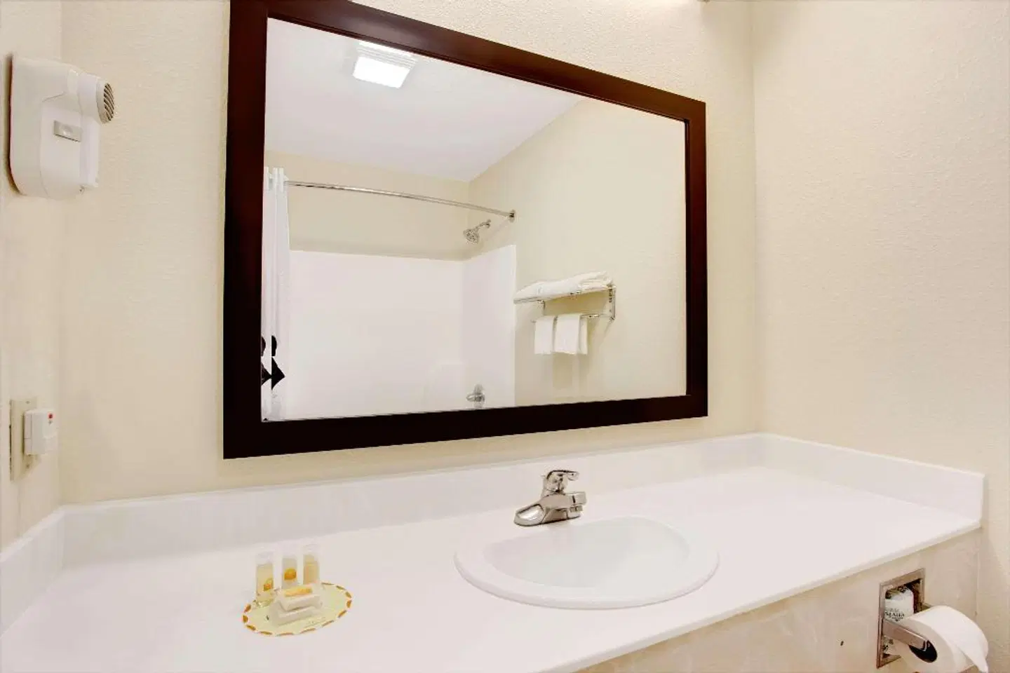 Days Inn & Suites by Wyndham Ridgeland BATHROOM