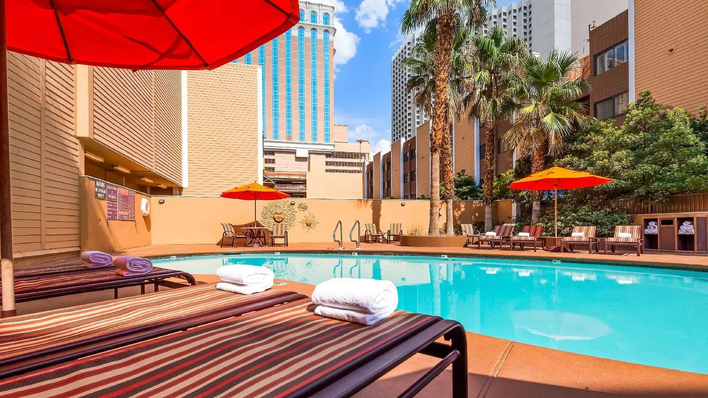 Best Western Plus Casino Royale - On The Strip OUTDOOR_POOL