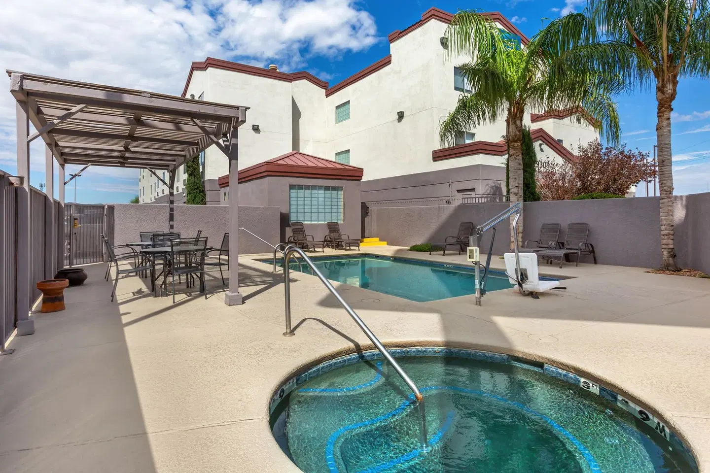 Best Western Gold Poppy Inn OUTDOOR_POOL