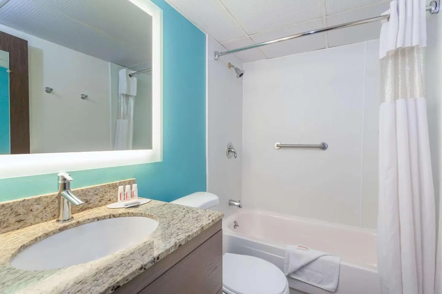 Howard Johnson by Wyndham Mystic BATHROOM