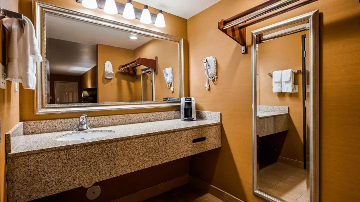 Best Western Exeter Inn & Suites BATHROOM