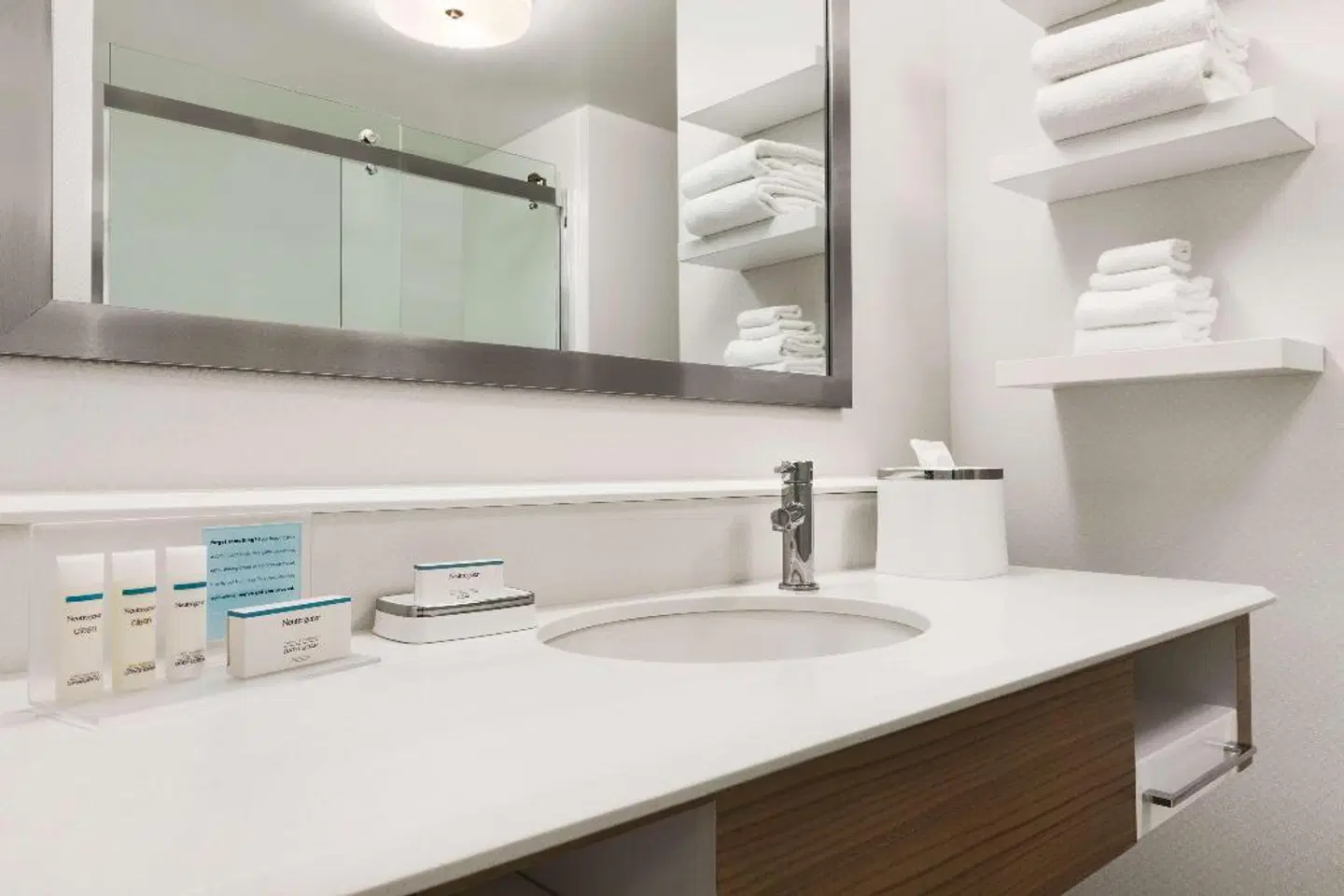 Hampton Inn Turlock BATHROOM