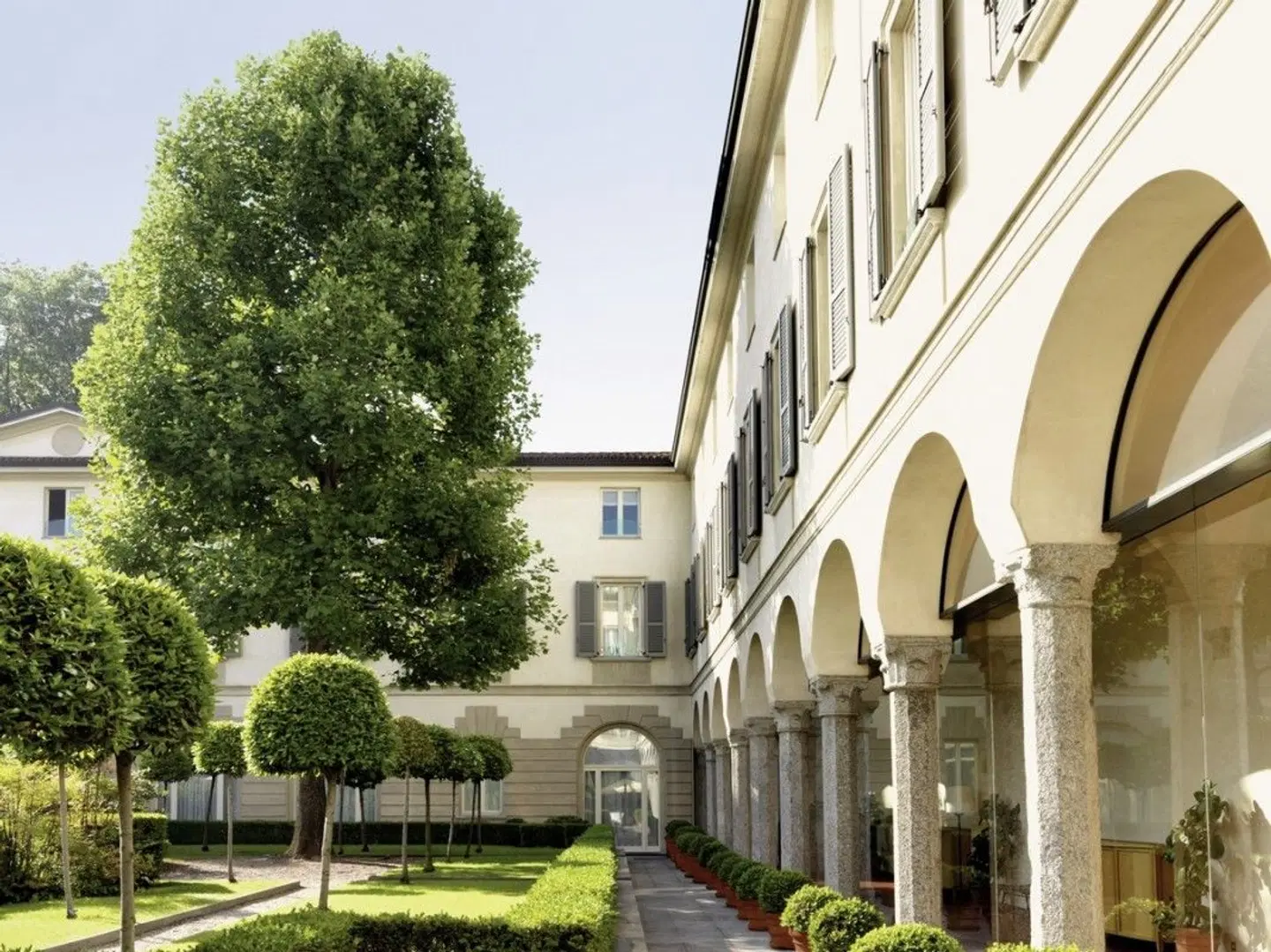 Four Seasons Hotel Milano EXTERIOR