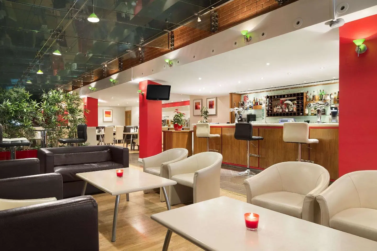 Ramada by Wyndham Hounslow - Heathrow East Bar