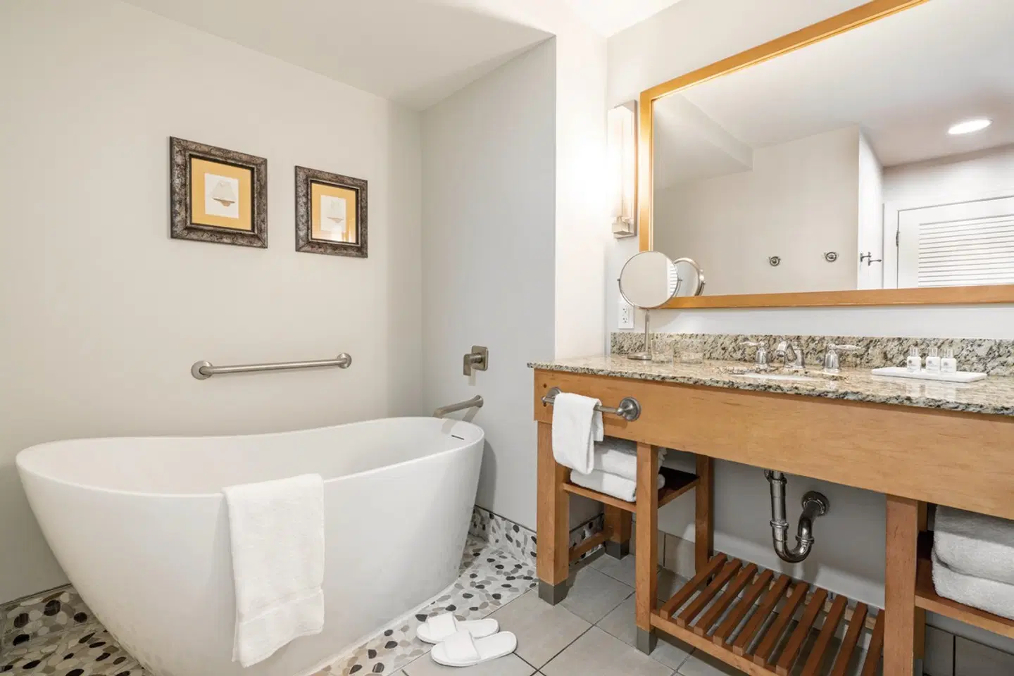 Pink Shell Beach Resort & Marina BATHROOM