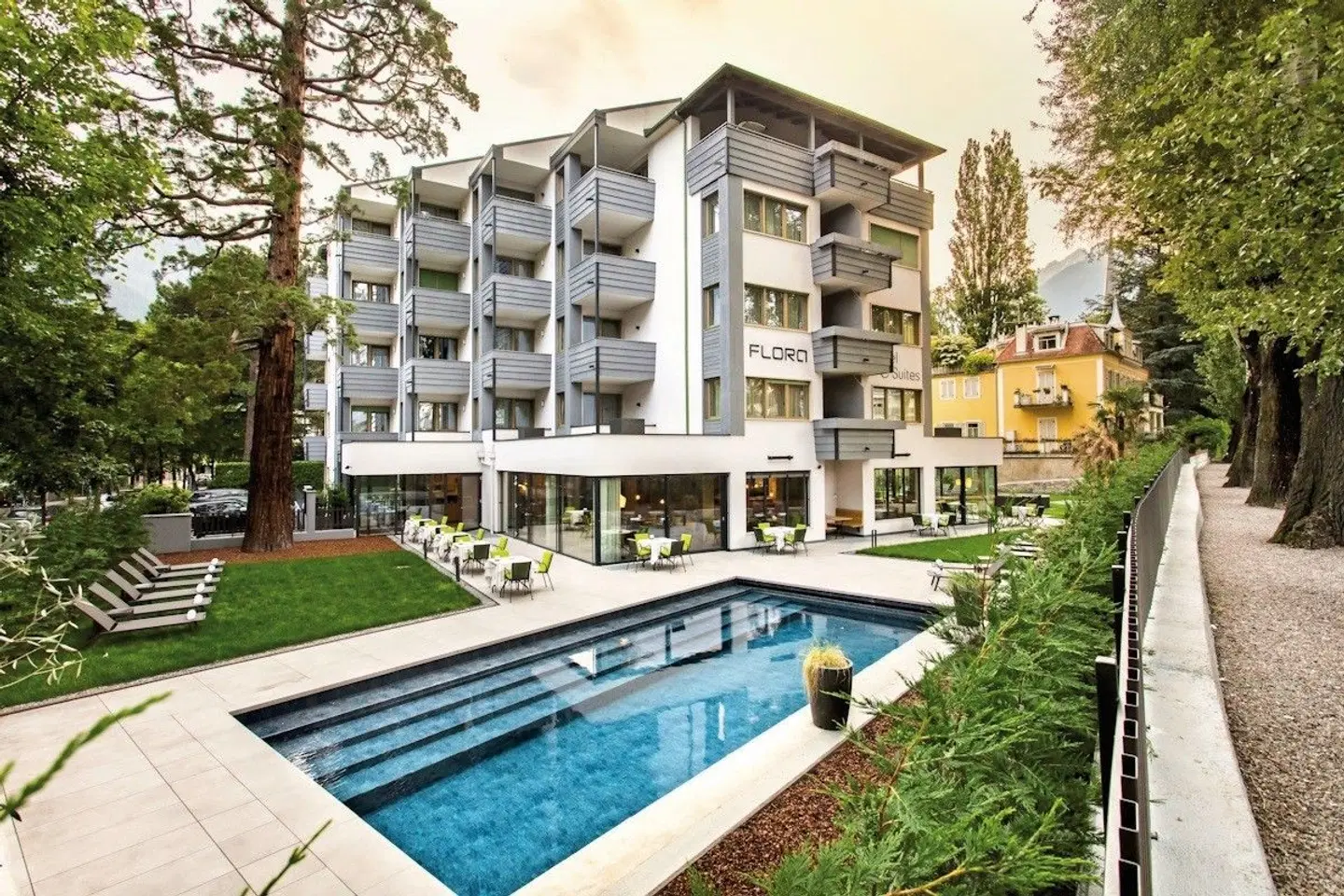 Flora Hotel & Suites EXTERIOR