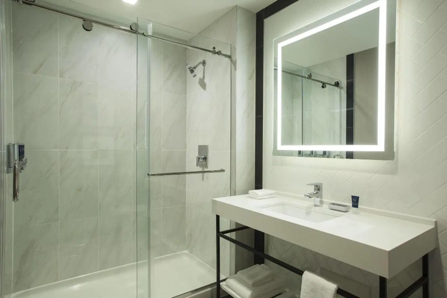 Four Points by Sheraton Manhattan Midtown West BATHROOM