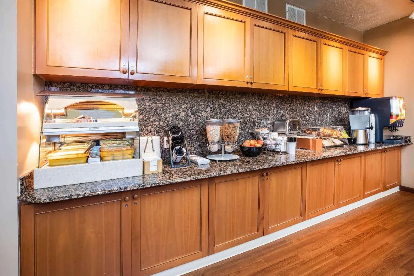 La Quinta Inn & Suites by Wyndham Portland Airport ROOM_EXAMPLE