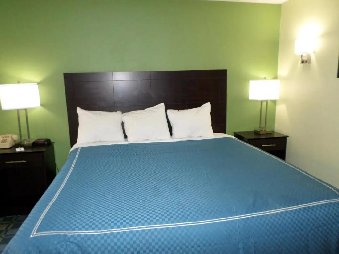 Travelodge by Wyndham Cleveland Lakewood ROOM_EXAMPLE