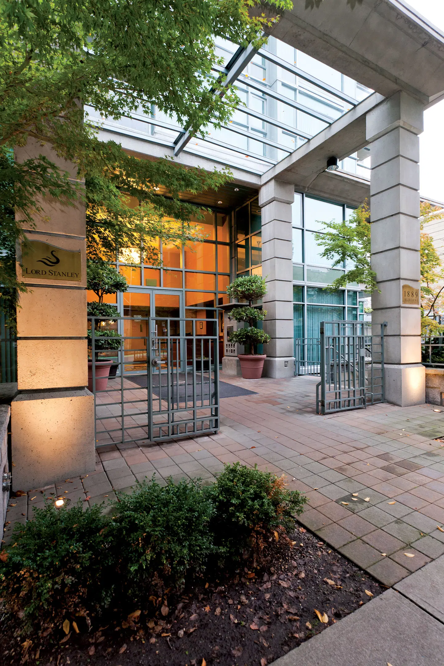 Lord Stanley Suites On The Park EXTERIOR