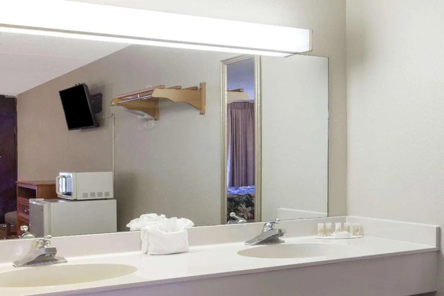 Days Inn & Suites by Wyndham Pigeon Forge Badezimmer