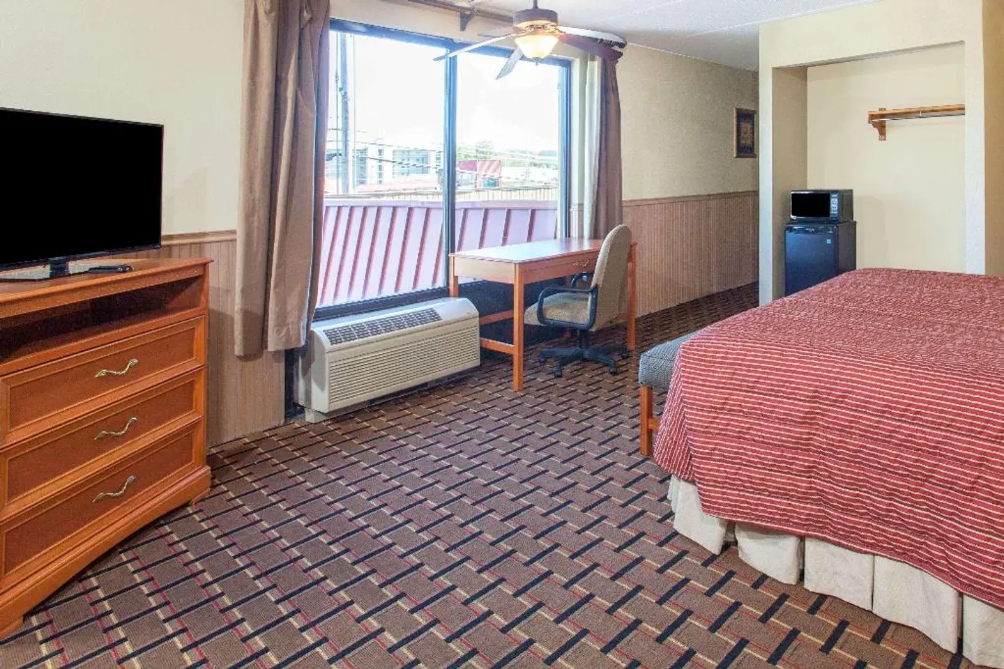 Days Inn & Suites by Wyndham Pigeon Forge ROOM_EXAMPLE
