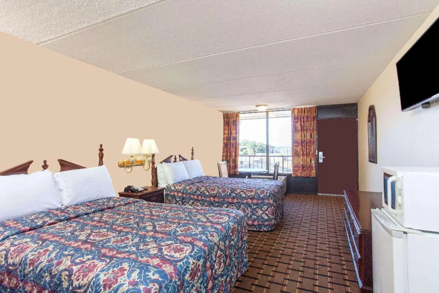 Days Inn & Suites by Wyndham Pigeon Forge ROOM_EXAMPLE