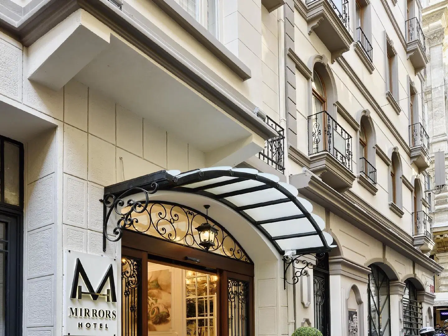 Mirrors Hotel EXTERIOR