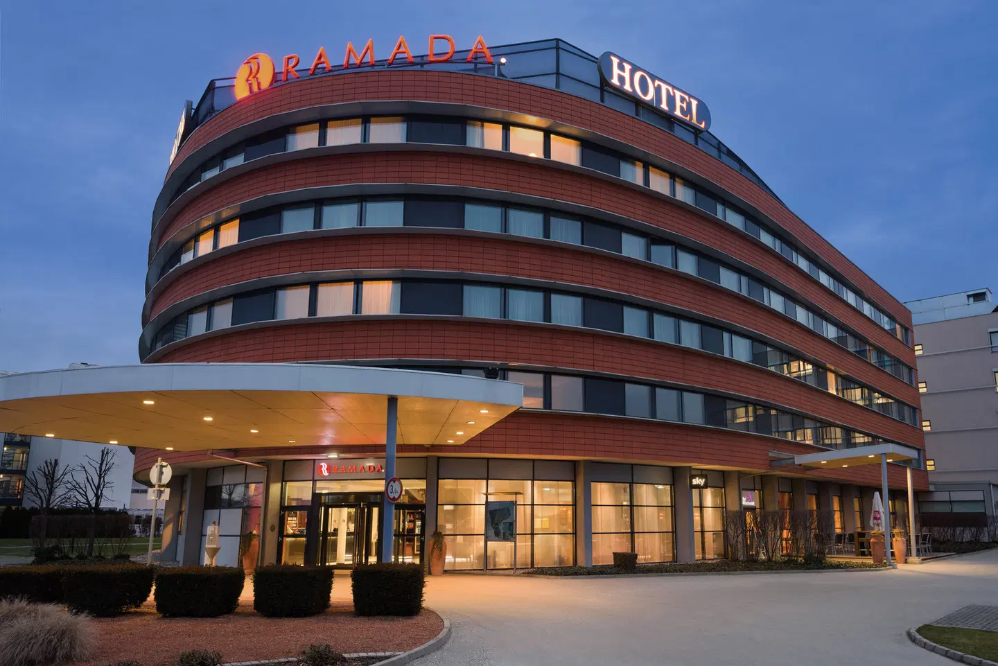 Ramada by Wyndham Graz EXTERIOR