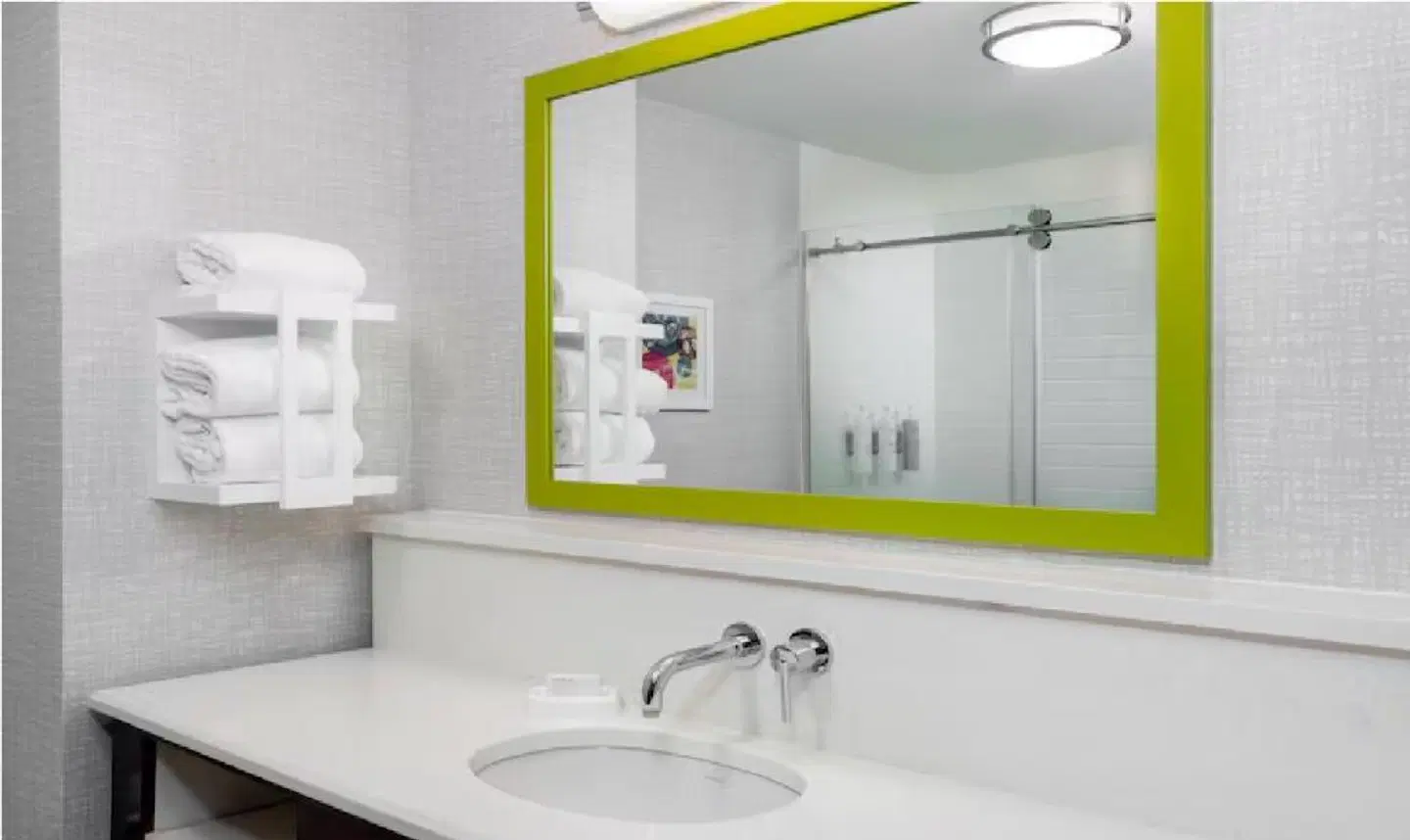 Hampton Inn Coventry-Warwick Area BATHROOM