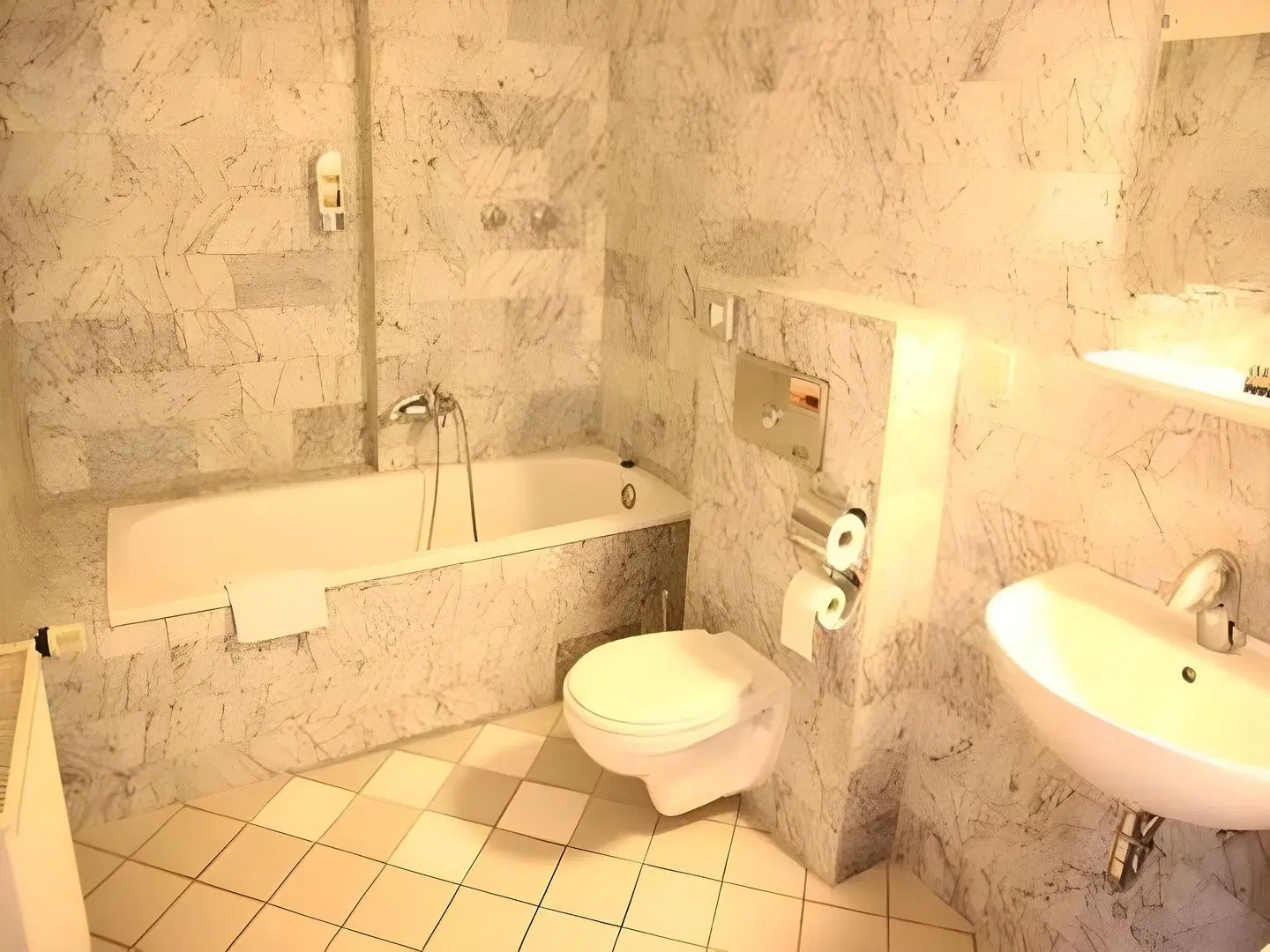 East-Side Badezimmer