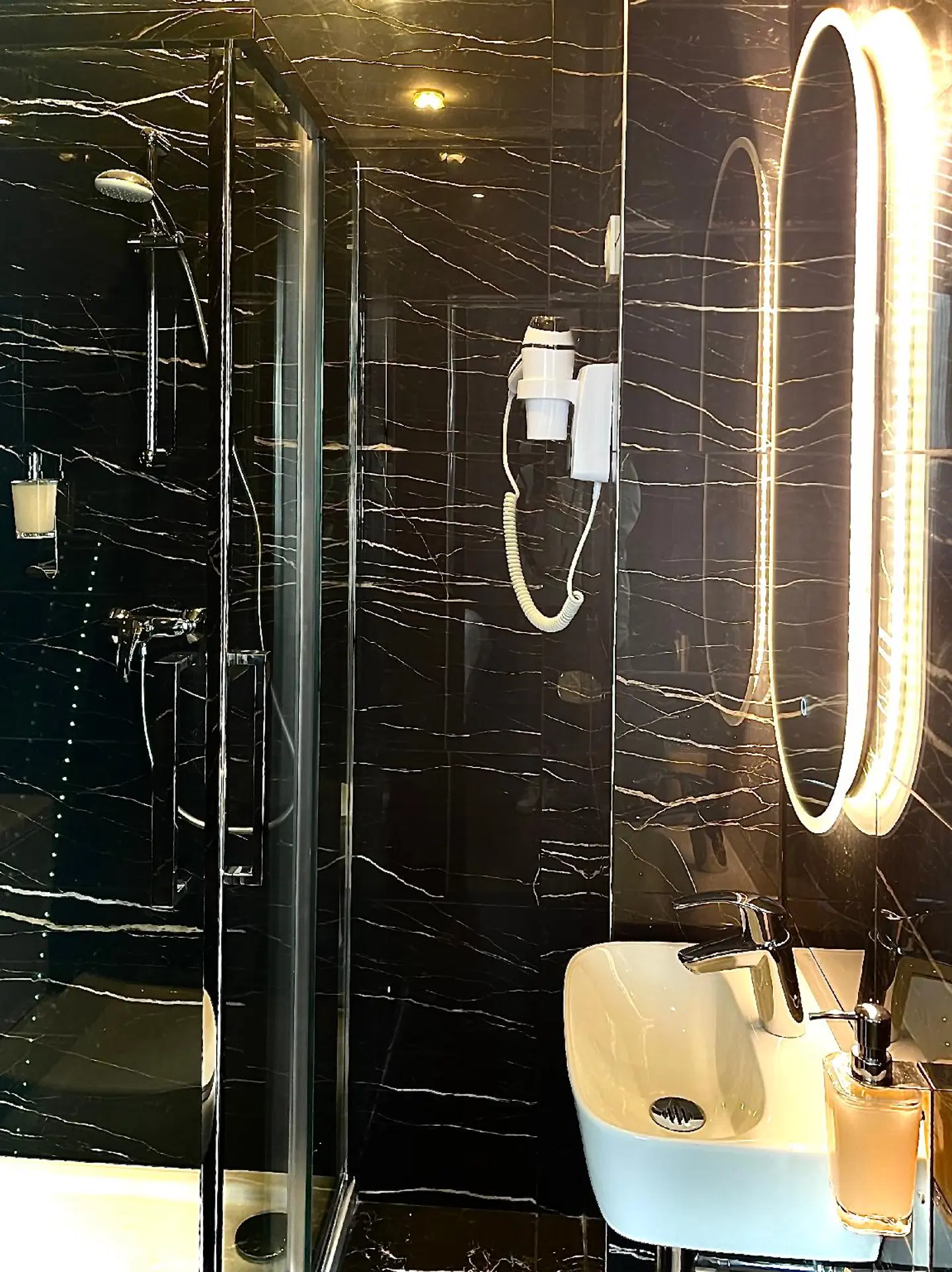 The Originals Boutique, Hôtel Le Marignan, Le Havre Centre Gare Badezimmer