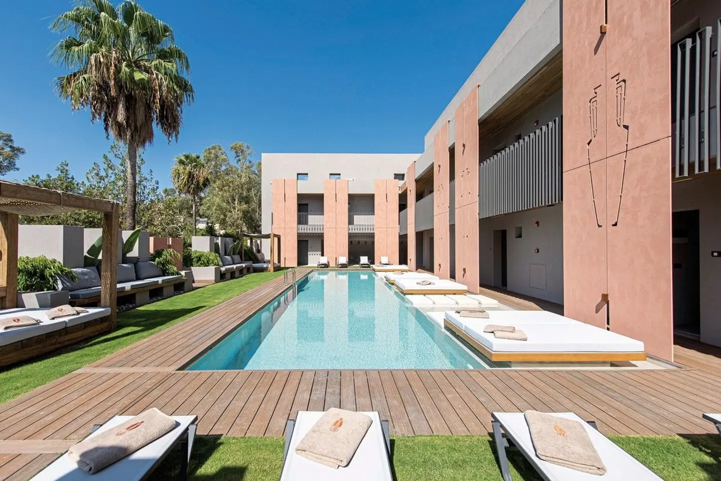 Pilot Amphora OUTDOOR_POOL