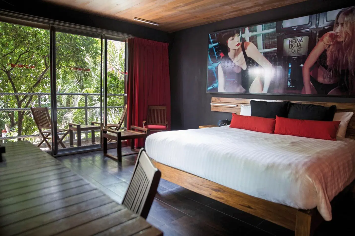 Reina Roja ROOM_EXAMPLE