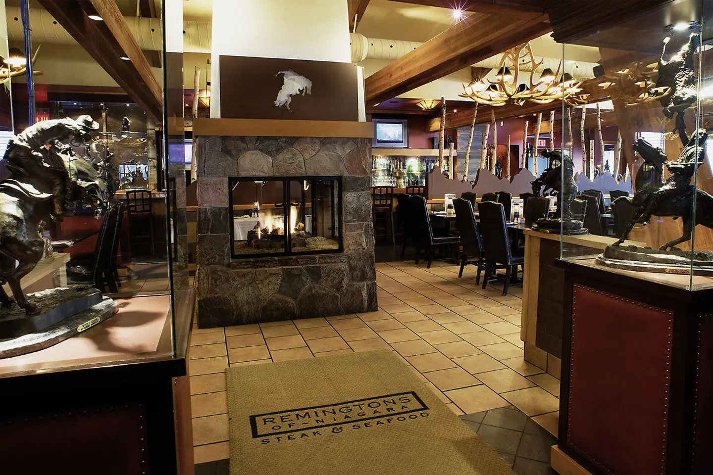 Oakes Hotel Overlooking The Falls Bar