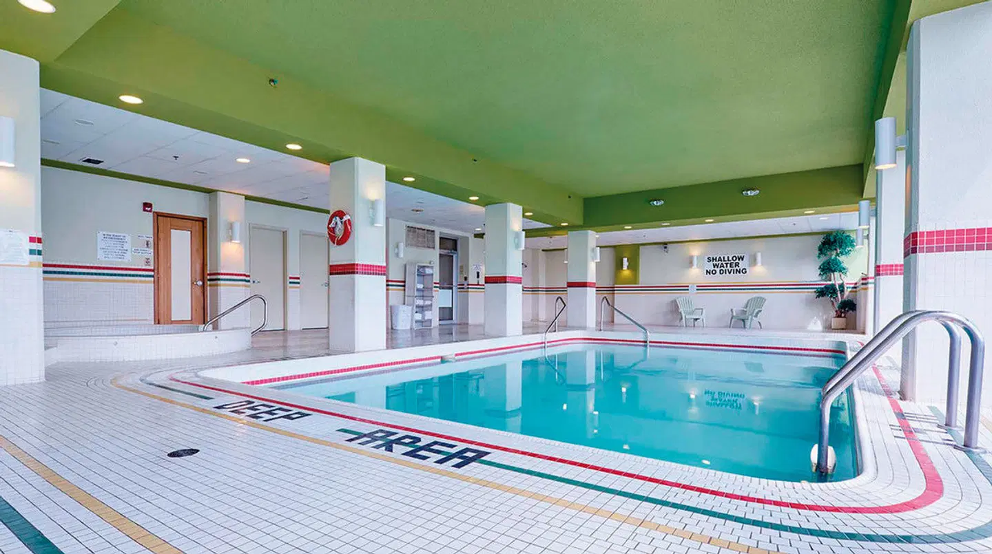 Oakes Hotel Overlooking The Falls Hallenbad