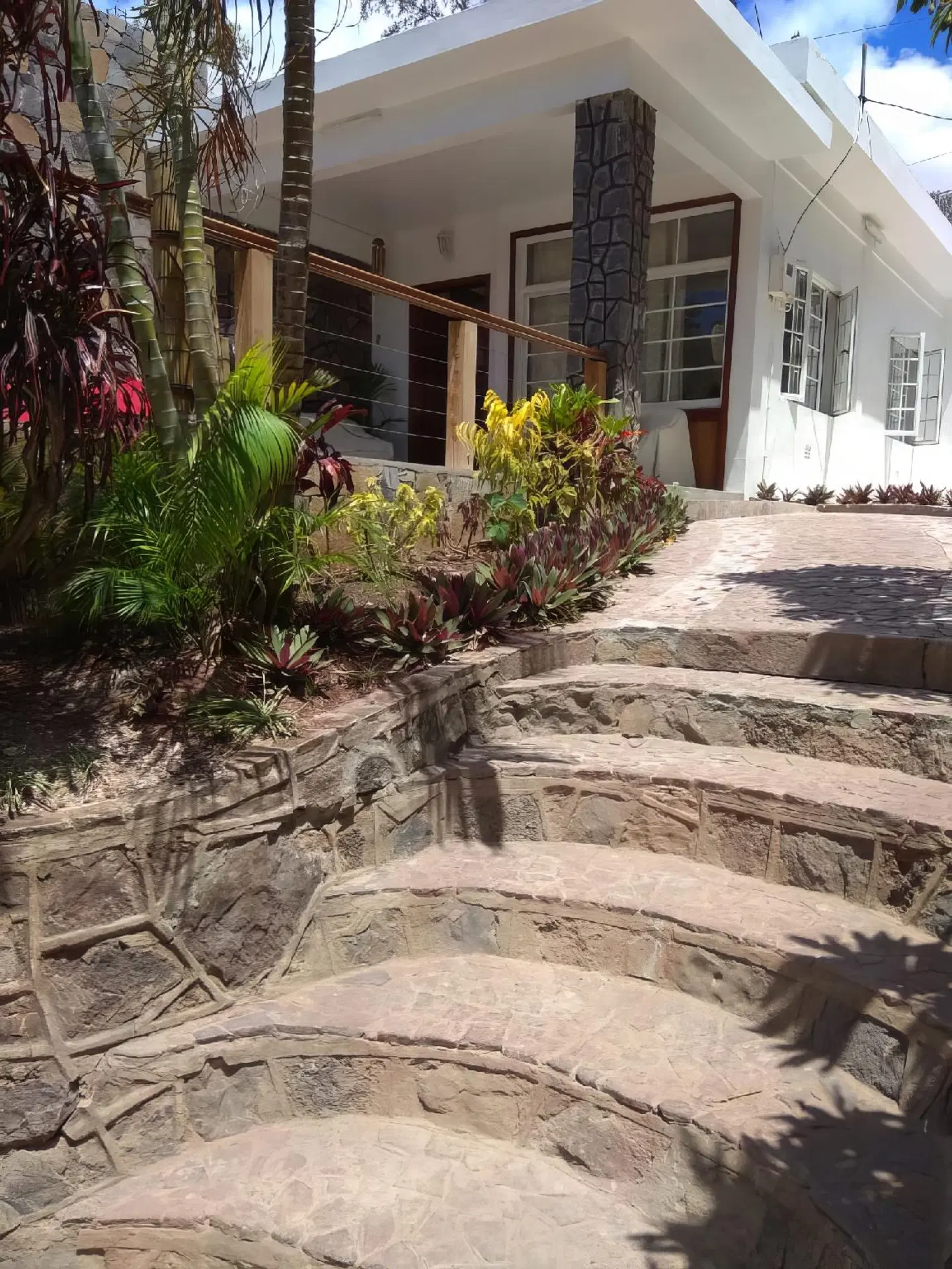 Les Antigones EXTERIOR