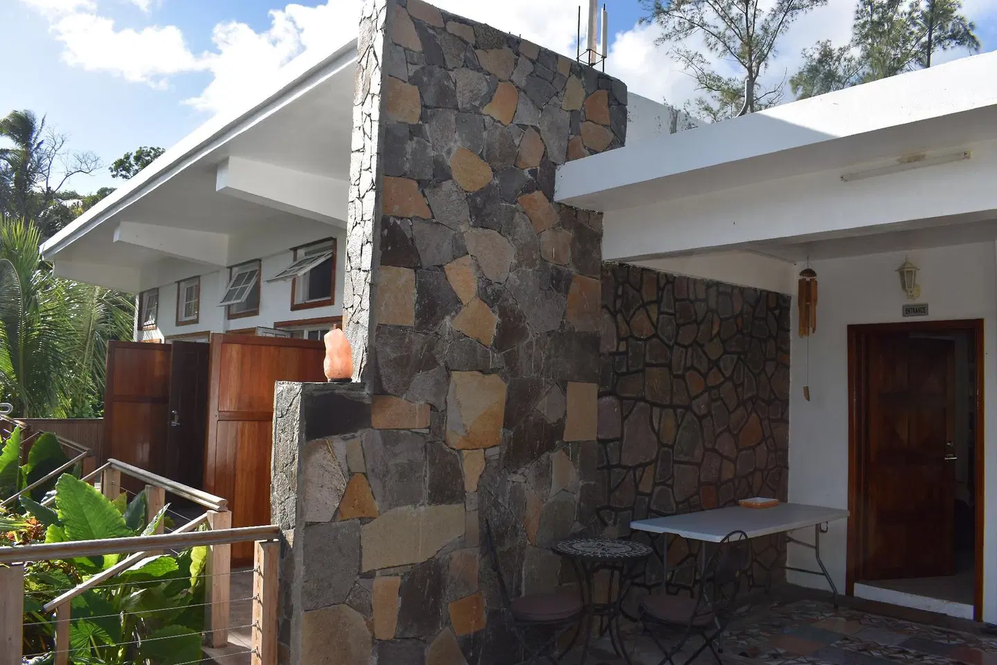 Les Antigones EXTERIOR