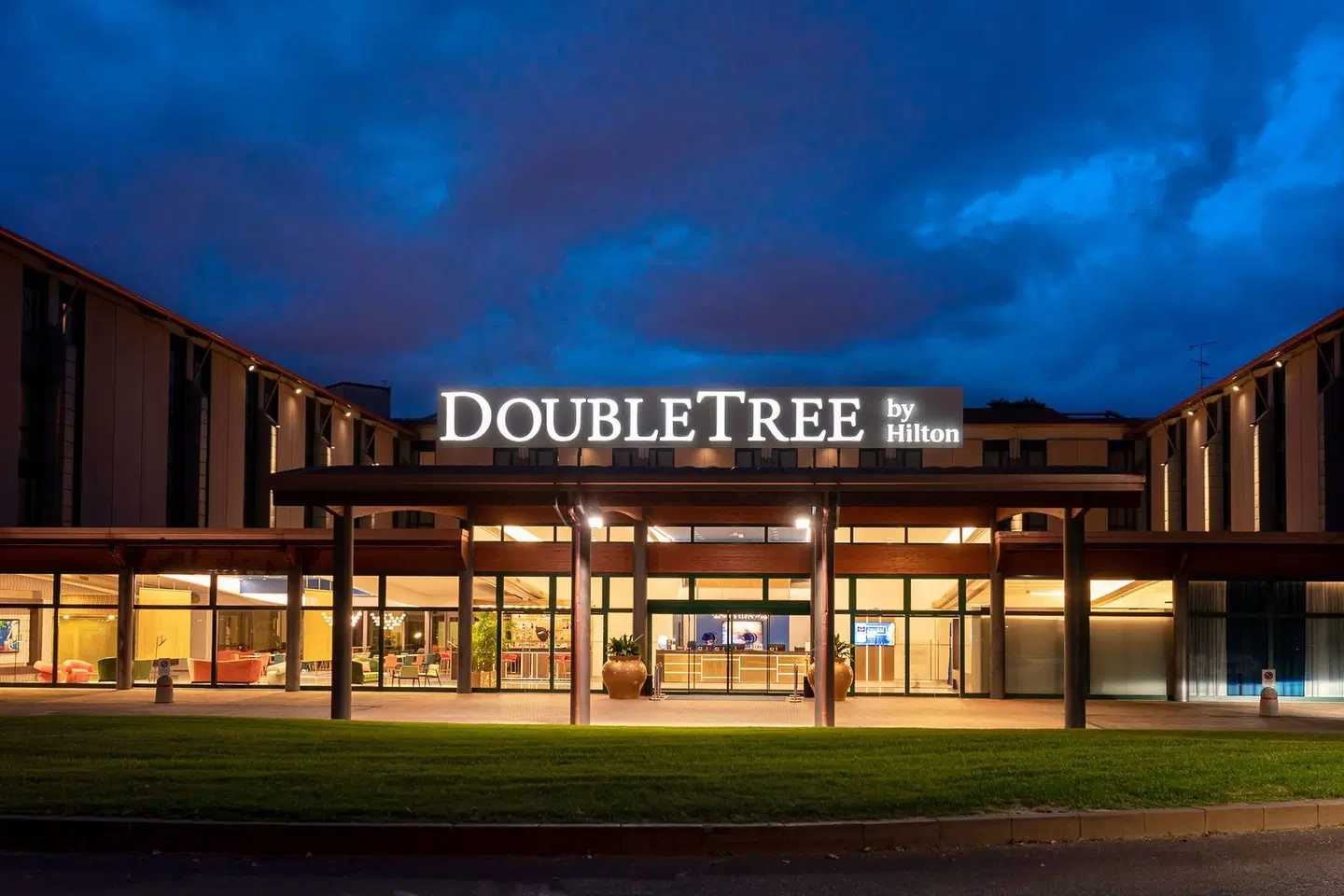 DoubleTree by Hilton Milan Malpensa EXTERIOR
