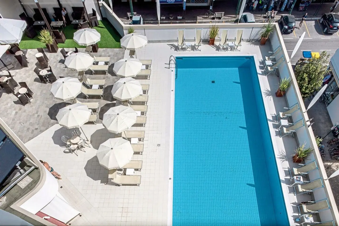 Jasminum OUTDOOR_POOL