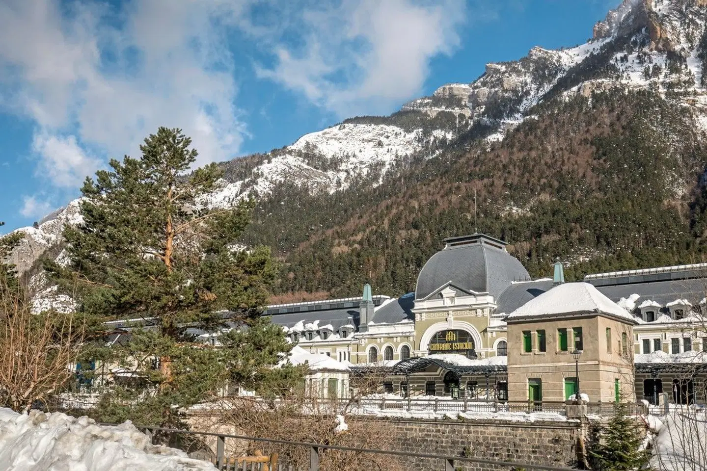 Canfranc Estación, a Royal Hideaway Hotel EXTERIOR