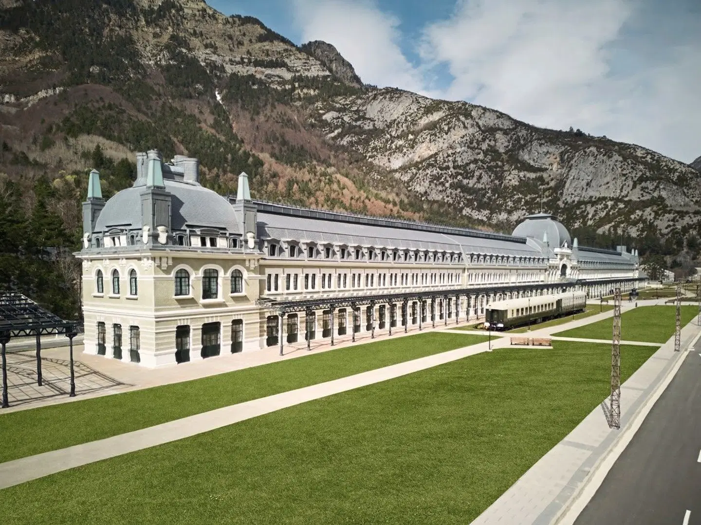 Canfranc Estación, a Royal Hideaway Hotel EXTERIOR