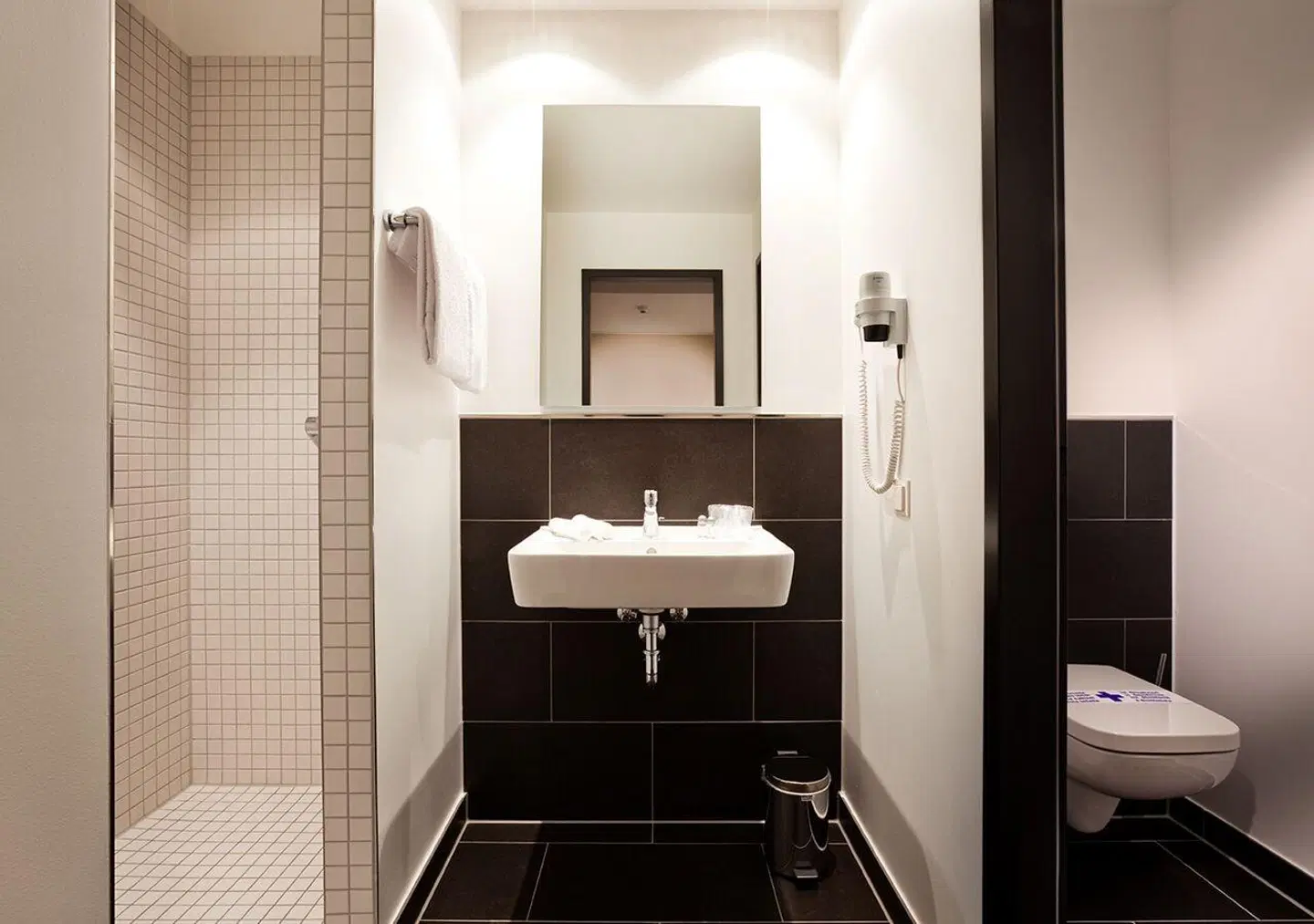 B&B Hotel München-Moosach Badezimmer