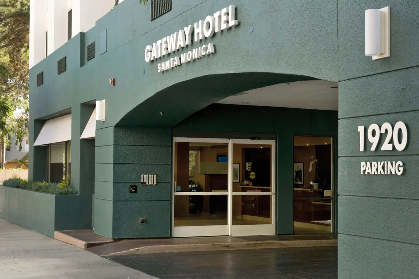 Gateway Hotel Santa Monica EXTERIOR