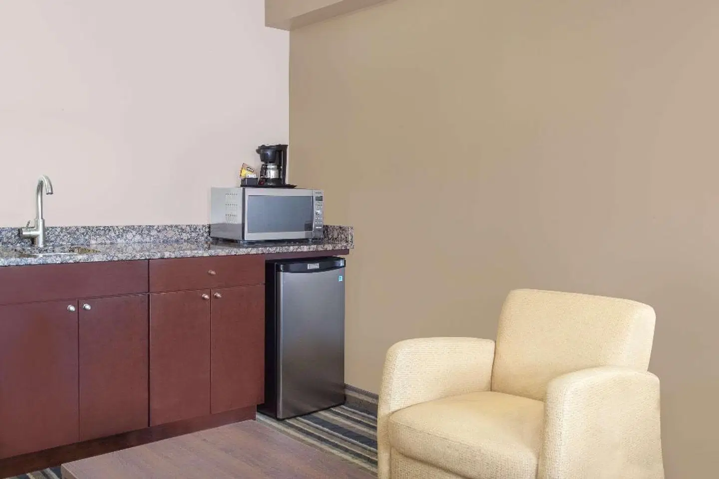 Super 8 by Wyndham Brandon MB ROOM_EXAMPLE