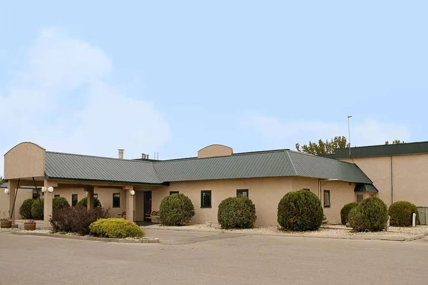 Howard Johnson by Wyndham Portage La Prairie EXTERIOR