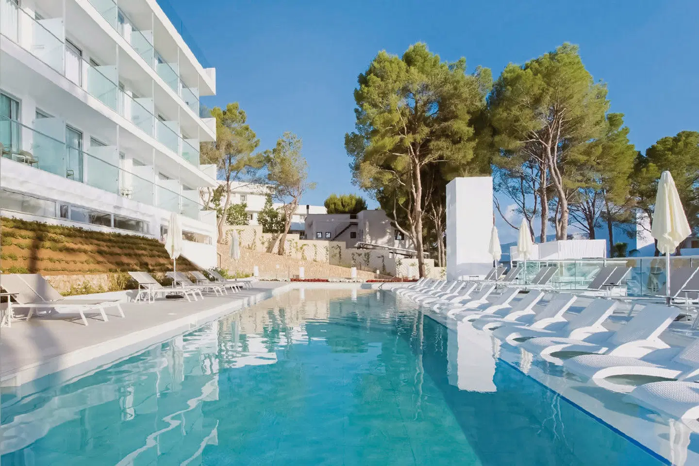 Reverence Life OUTDOOR_POOL