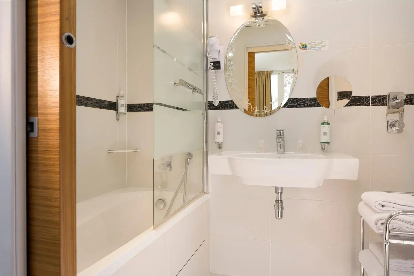 Hotel Plaza Elysées Badezimmer