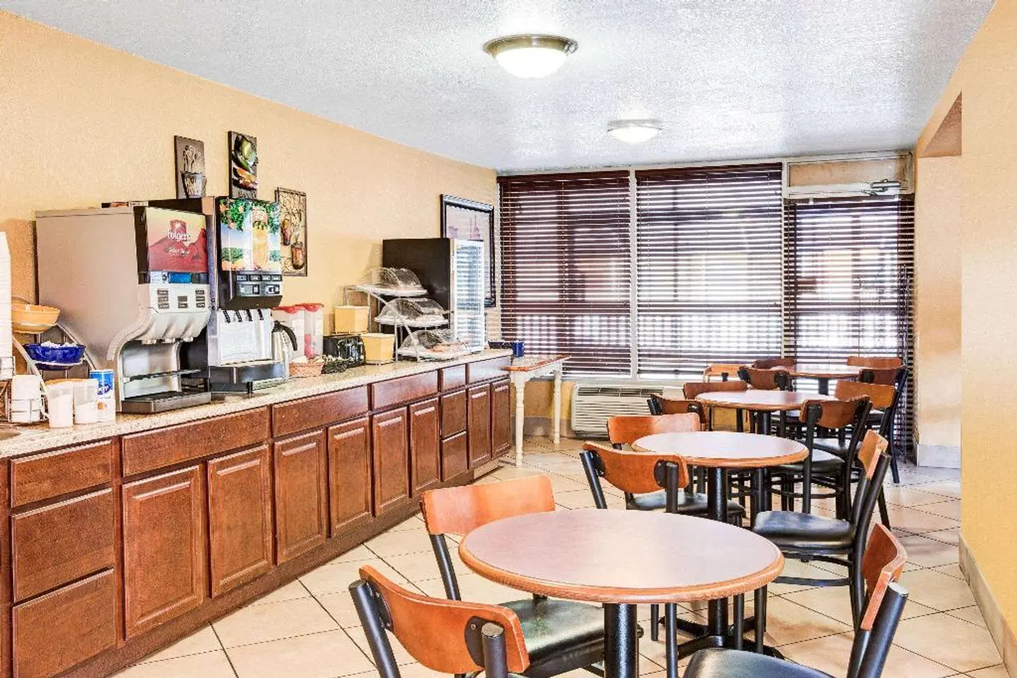 Days Inn & Suites by Wyndham Downtown Gatlinburg Parkway Bar