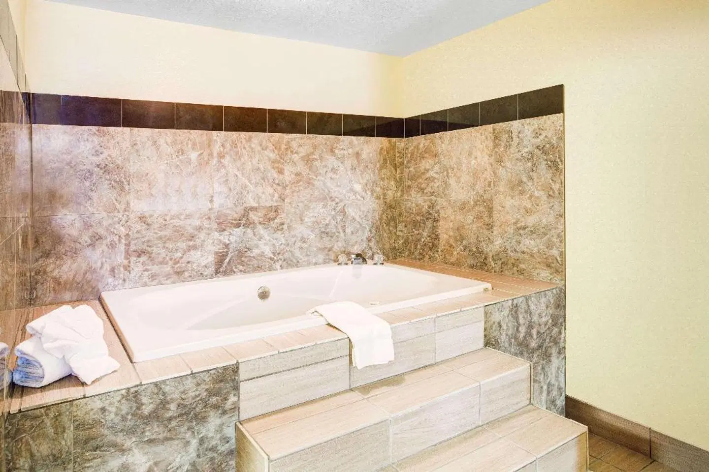 Days Inn & Suites by Wyndham Downtown Gatlinburg Parkway Badezimmer