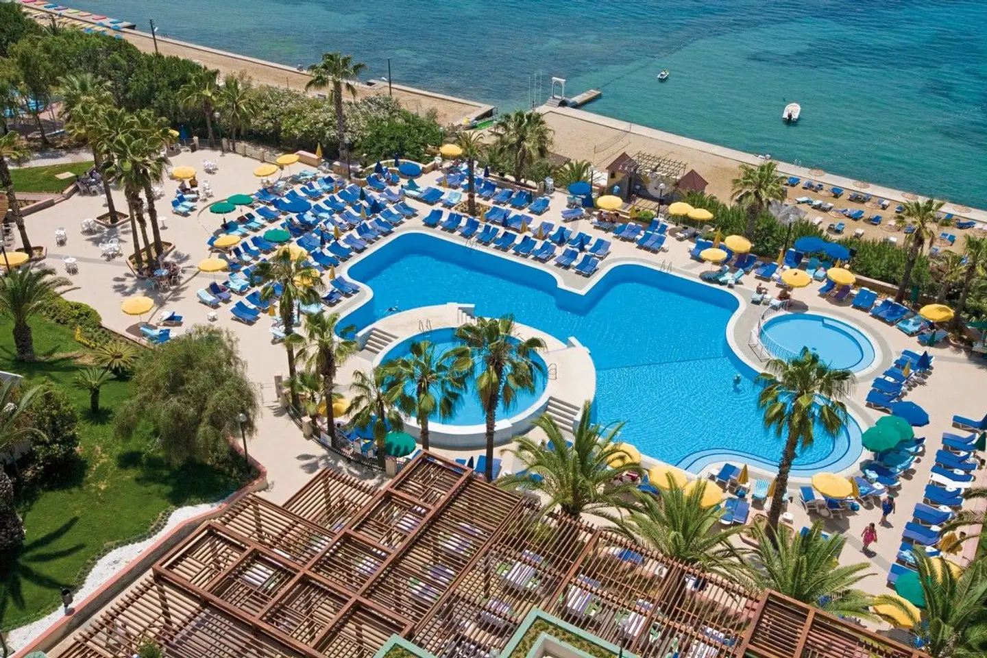 Fantasia Hotel Deluxe OUTDOOR_POOL