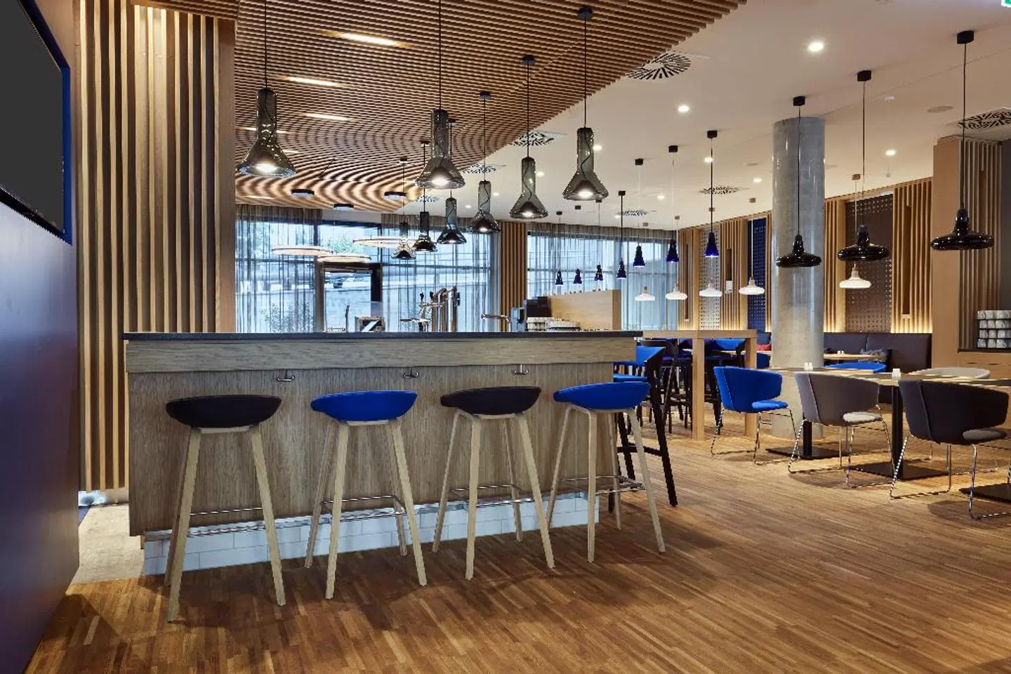 Holiday Inn Express Berlin - Alexanderplatz Bar